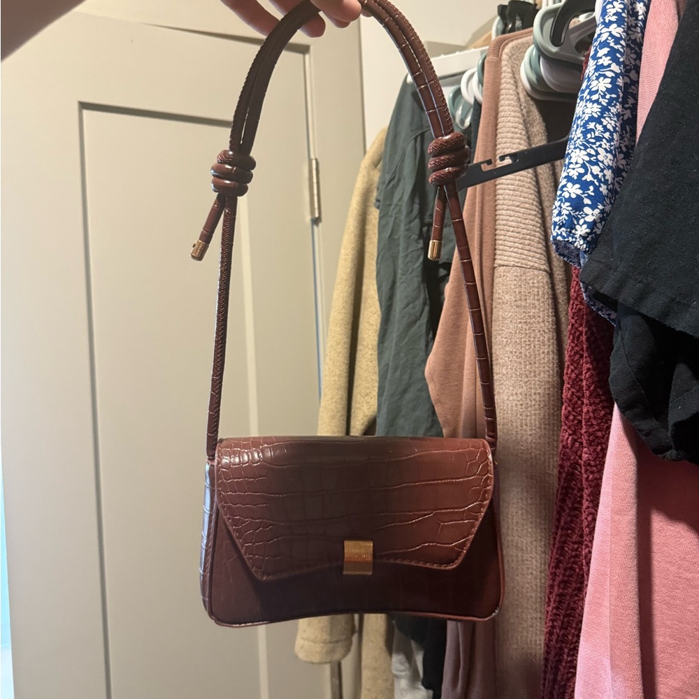 Elegant Brown Crocodile Pattern Shoulder Bag